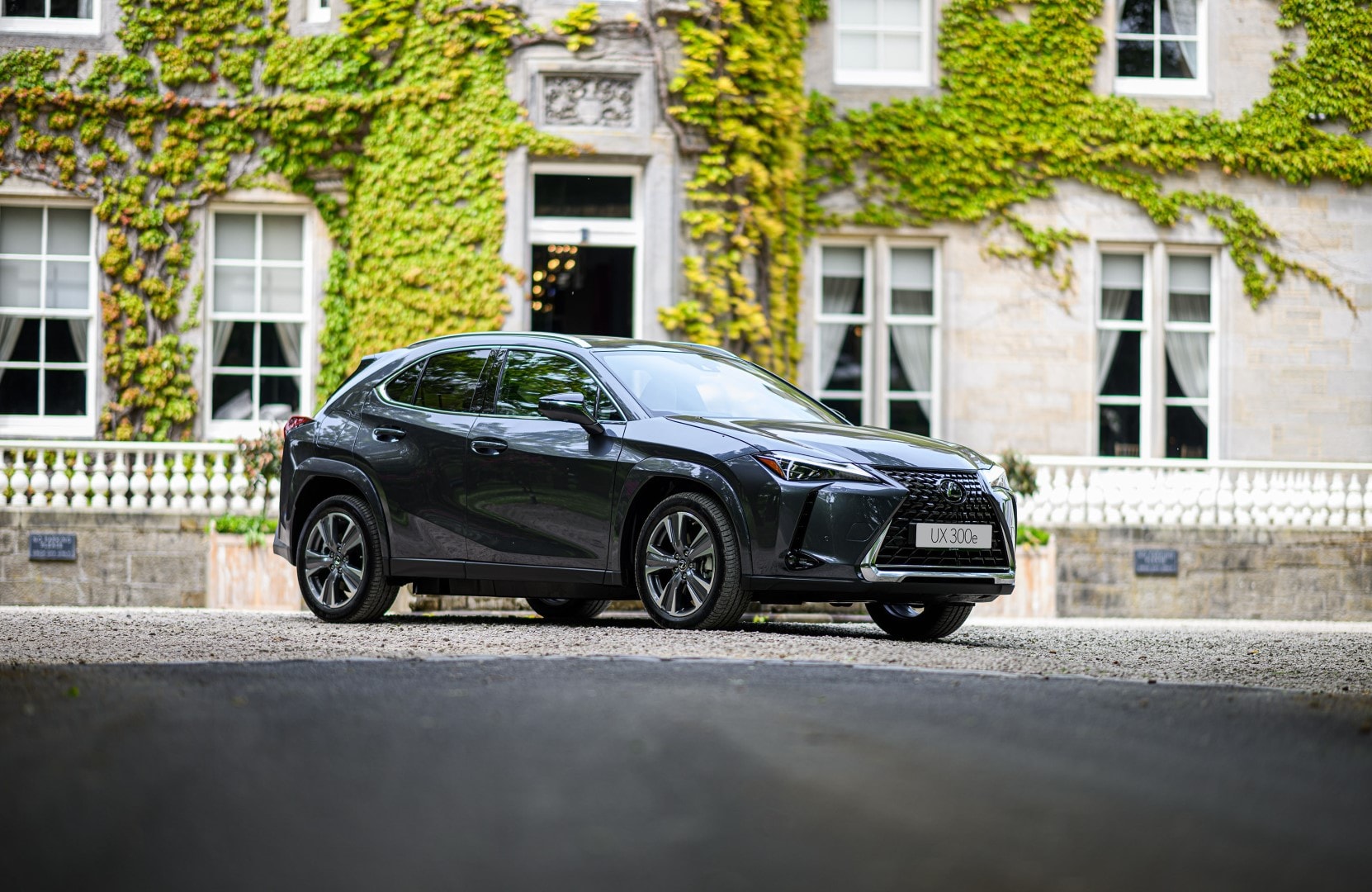 El Lexus UX300e perfil lateral, resaltando su diseño aerodinámico y elegante.