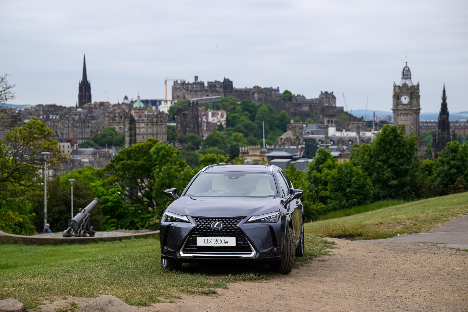 El Lexus UX300e con el Castillo de Edimburgo al fondo, combinando prestigio y vanguardia.