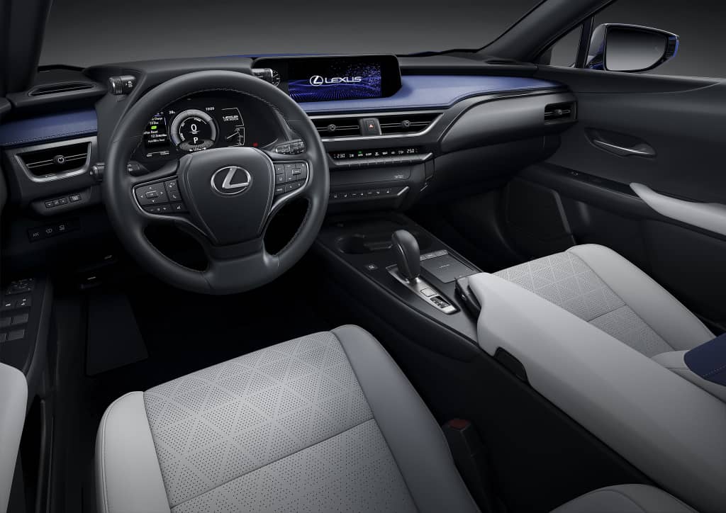 Elegante interior del Lexus UX300e con asientos premium.
