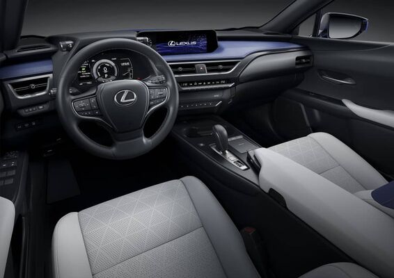 Elegante interior del Lexus UX300e con asientos premium. Elegante interior del Lexus UX300e con asientos premium.