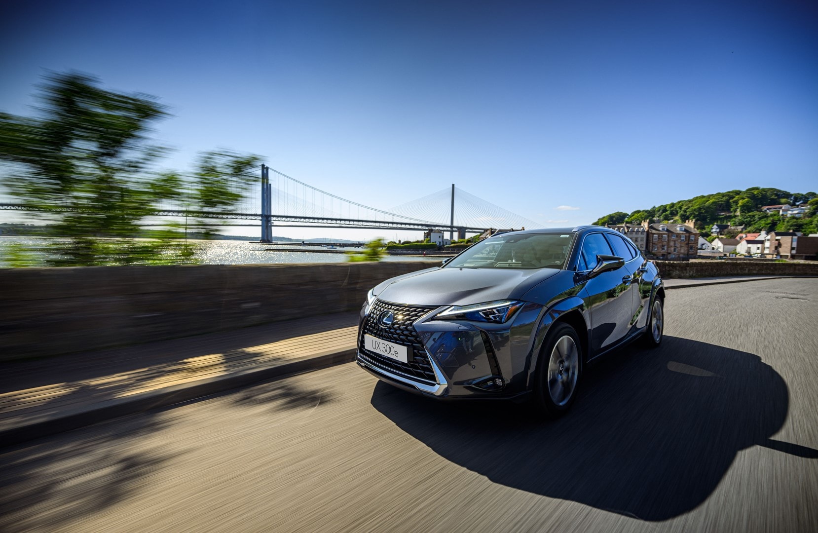 Lexus UX300e en tránsito, mostrando su estilizada figura y rendimiento eléctrico.