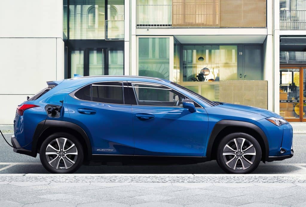 Perfil del Lexus UX300e en el entorno de la ciudad.