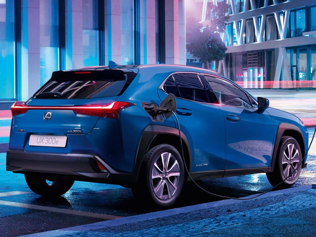 Lexus UX300e mostrando su diseño trasero lateral nocturno.