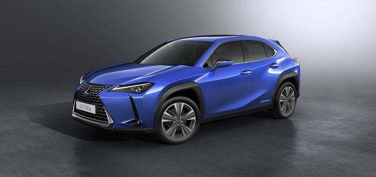 El Lexus UX300e en estudio, destacando su frente agresivo.