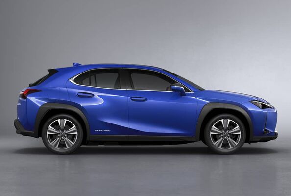 Vista lateral del Lexus UX300e, mostrando su aerodinámica silueta. Vista lateral del Lexus UX300e, mostrando su aerodinámica silueta.