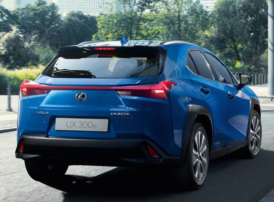 Vista trasera y lateral del Lexus UX300e en ambiente urbano. Vista trasera y lateral del Lexus UX300e en ambiente urbano.