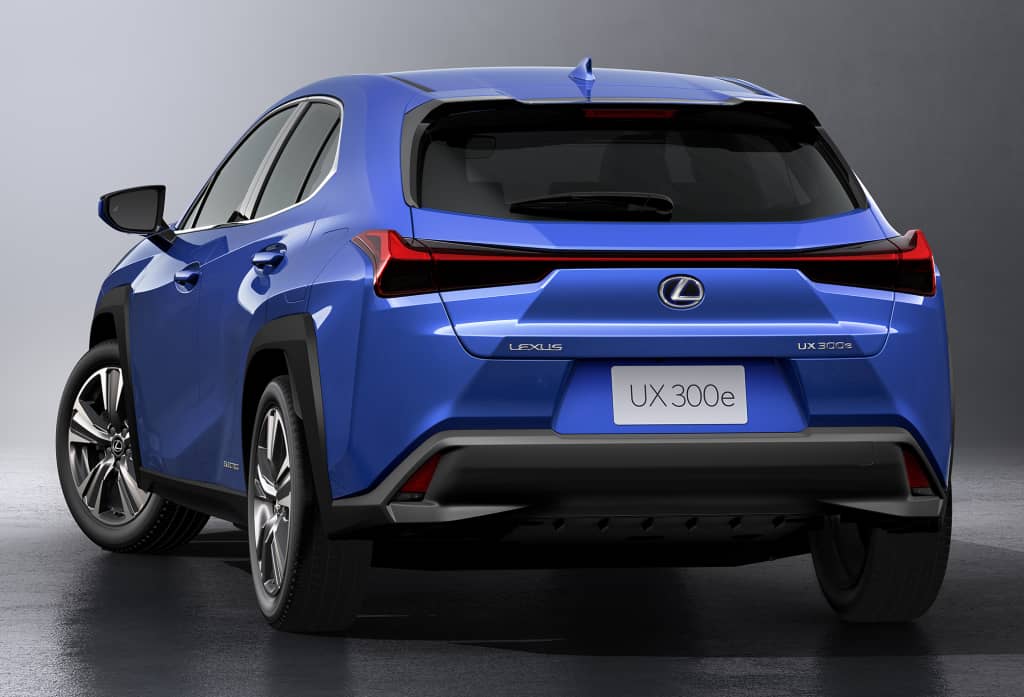 Vista trasera del Lexus UX300e, enfatizando su diseño de luces traseras.