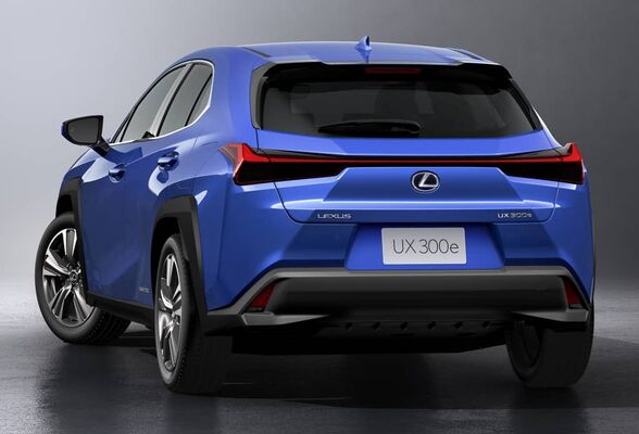Vista trasera del Lexus UX300e, enfatizando su diseño de luces traseras. Vista trasera del Lexus UX300e, enfatizando su diseño de luces traseras.