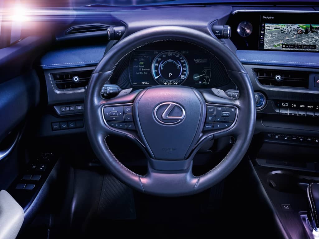 Vista del volante e instrumentación del Lexus UX300e.