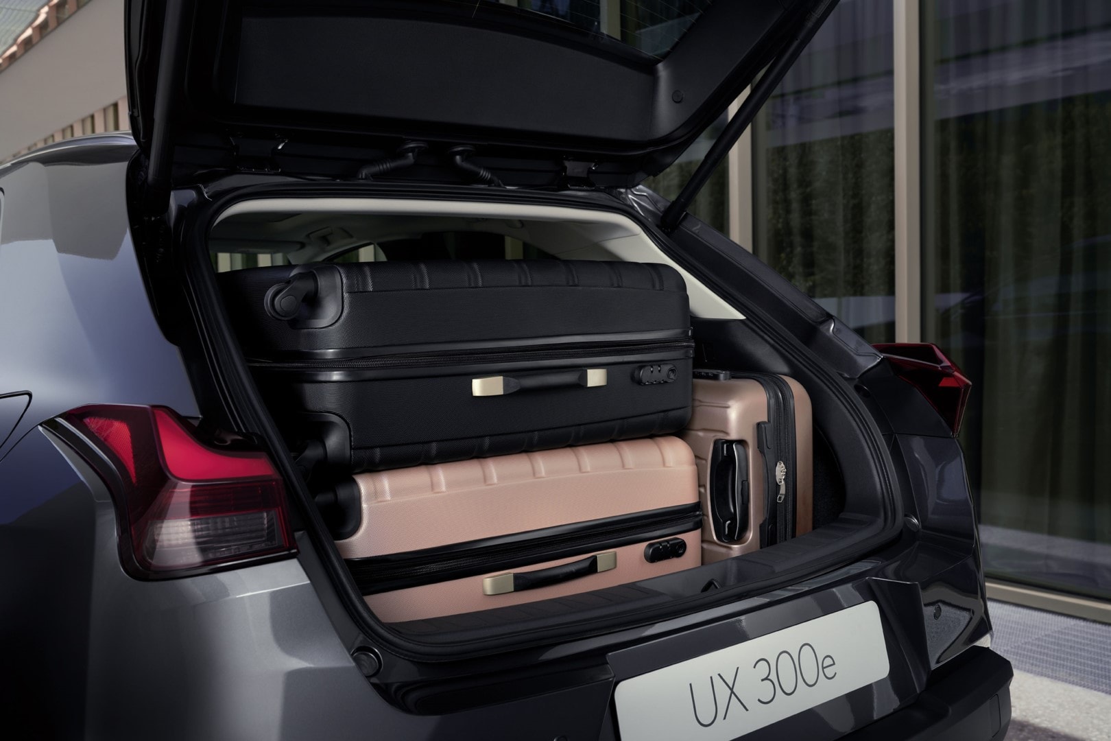 Capacidad del maletero del Lexus UX300e, evidenciando su practicidad y espacio.