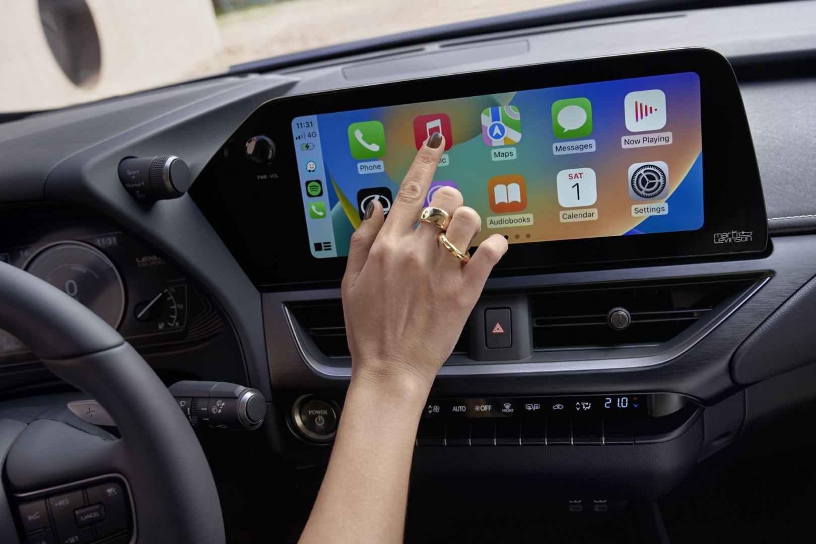 Interacción con la pantalla táctil multimedia del Lexus UX300e.