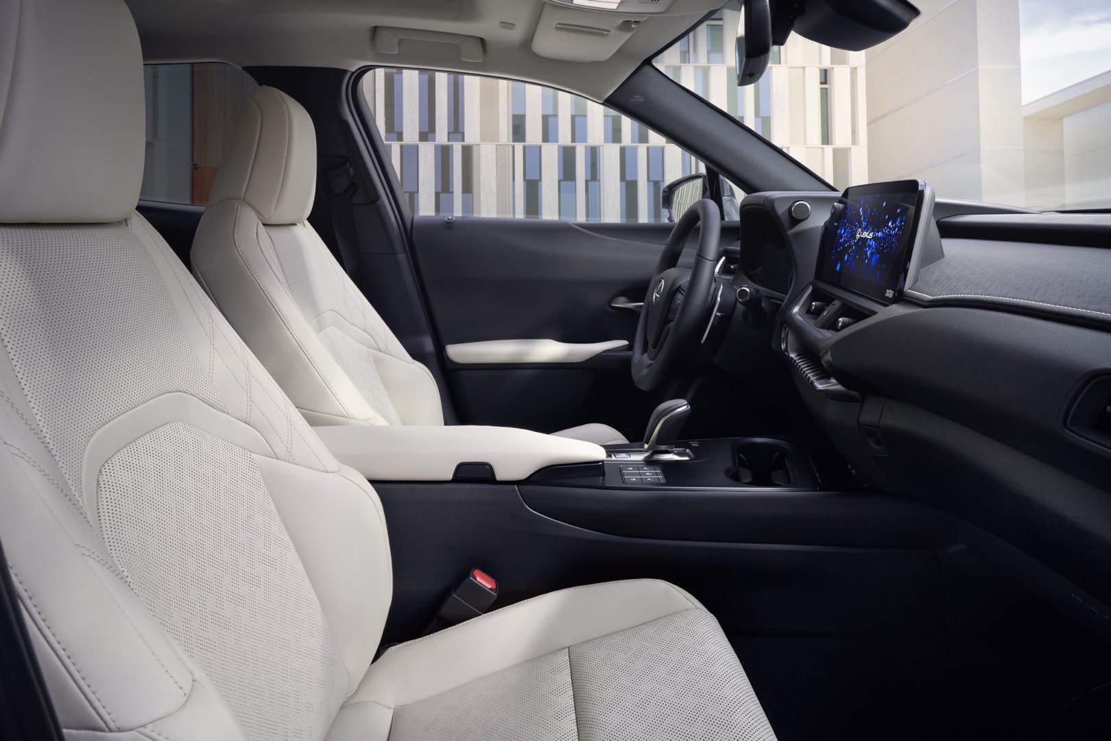 Cabina espaciosa y moderna del Lexus UX300e con asientos de cuero blanco.
