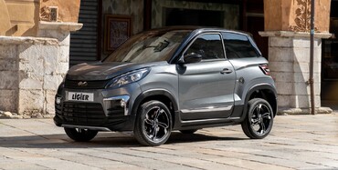 Vista lateral y delantera del Ligier JS60, mostrando su diseño compacto y elegante. Vista lateral y delantera del Ligier JS60, mostrando su diseño compacto y elegante.