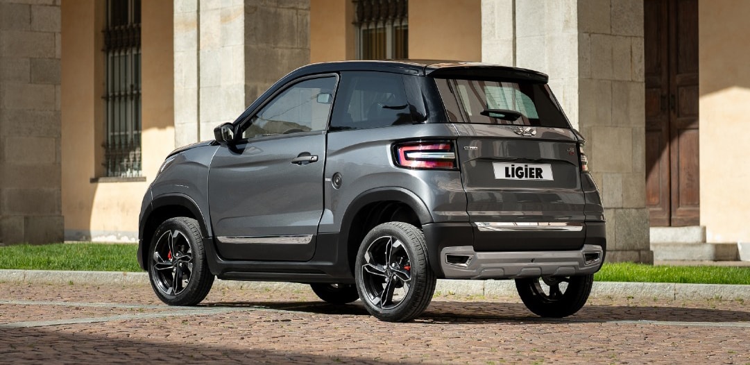 Vista trasera del Ligier JS60, destacando sus ópticas y diseño moderno.