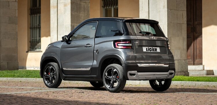 Vista trasera del Ligier JS60, destacando sus ópticas y diseño moderno. Vista trasera del Ligier JS60, destacando sus ópticas y diseño moderno.