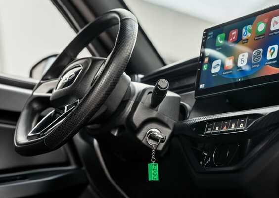 Detalle del volante y pantalla del Ligier JS60, muestra su tecnología y ergonomía. Detalle del volante y pantalla del Ligier JS60, muestra su tecnología y ergonomía.