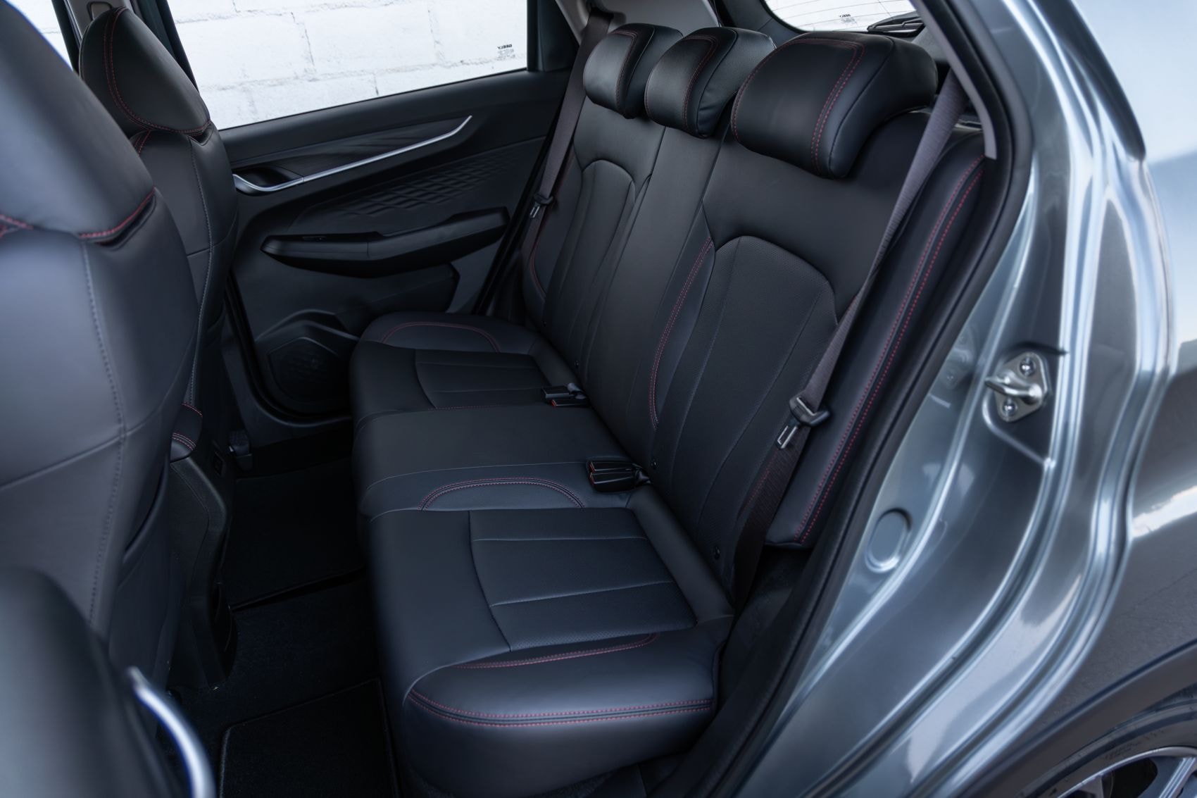 Detalle del acabado del asiento, destacando la costura roja.