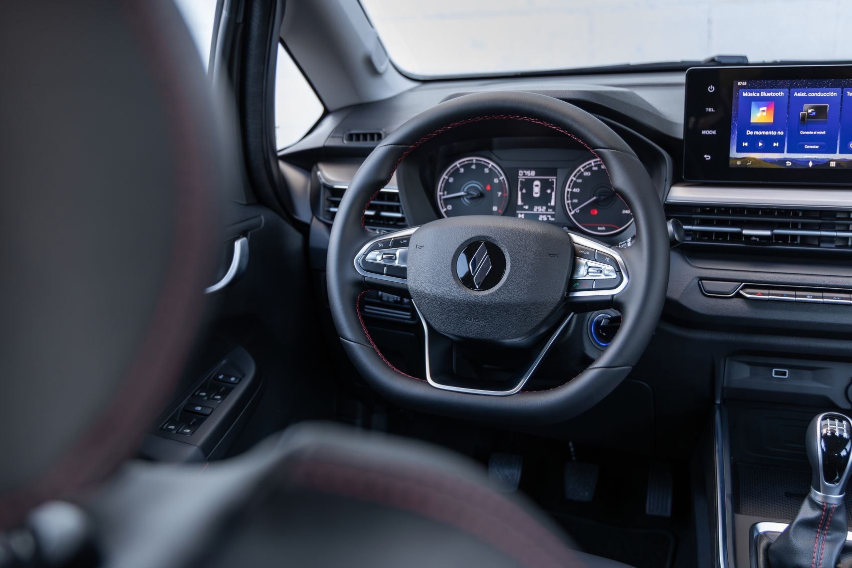 Detalle de la palanca de cambios del Livan X3 Pro, con acabados de calidad.