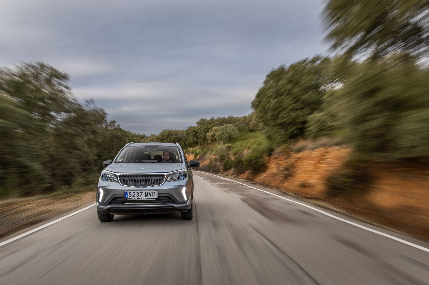 El Livan X3 Pro destaca en su paso por la carretera, combinado estilo y dinámica.
