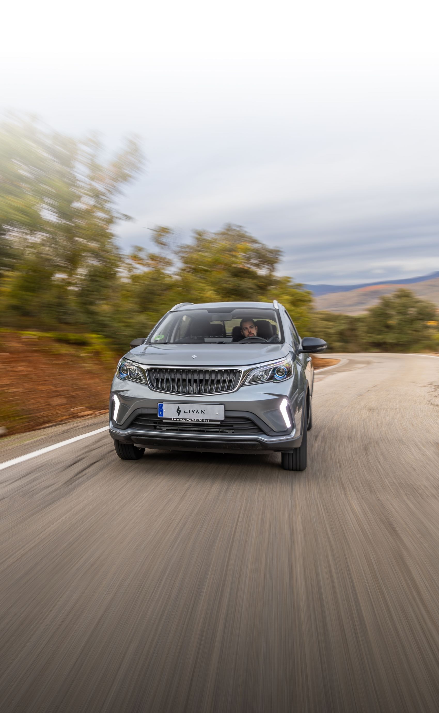 El Livan X3 Pro maneja con elegancia en curvas, mostrando su diseño robusto.