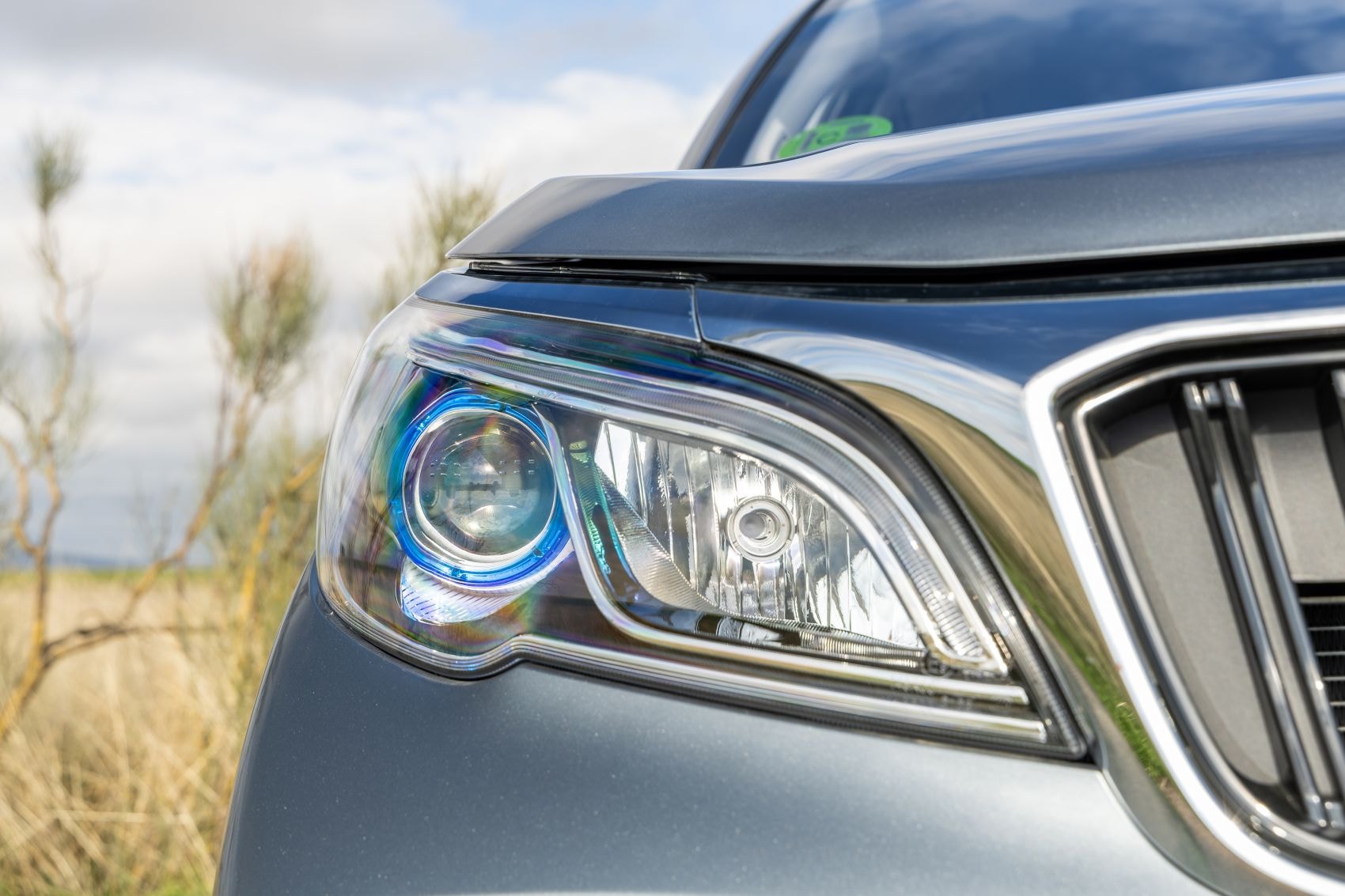 El Livan X3 Pro destaca con su diseño audaz en un vibrante color rojo.