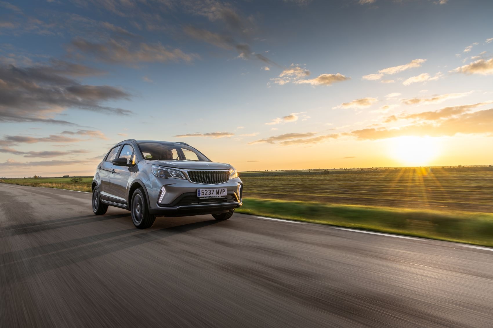 El Livan X3 Pro en movimiento bajo un atardecer, mostrando su agilidad.