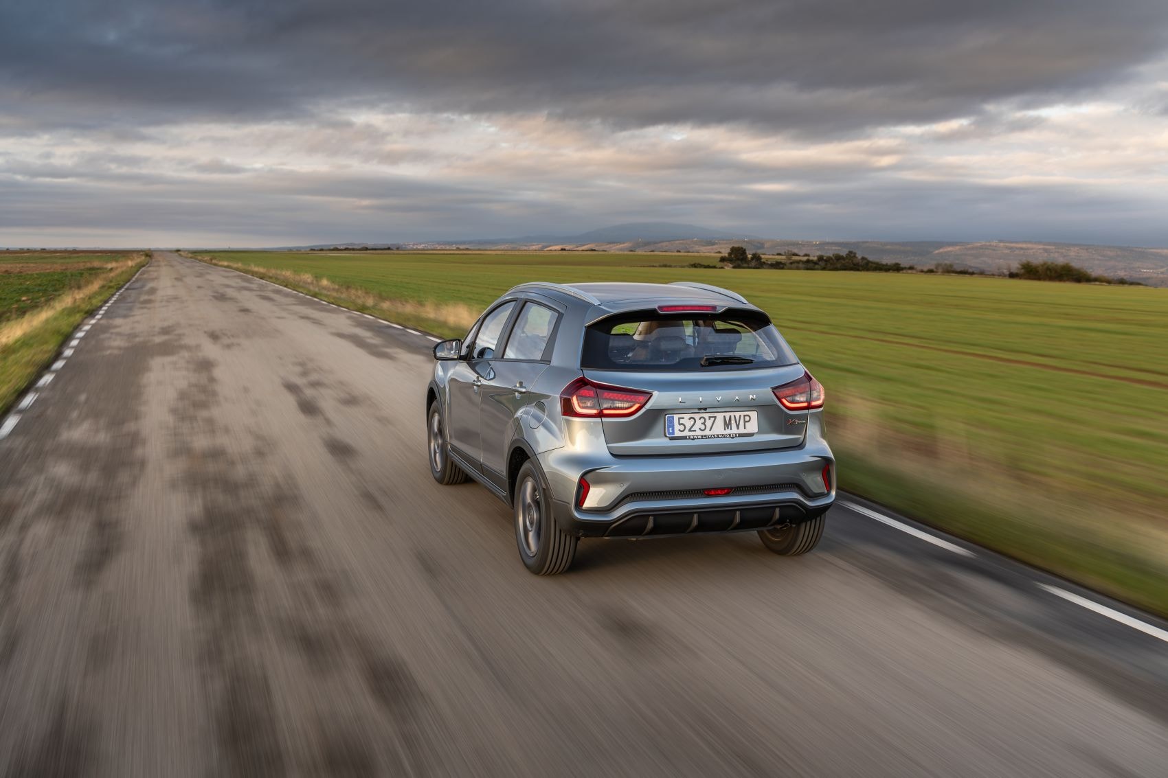 El Livan X3 Pro conduciendo en un entorno abierto, resaltando su potencia.