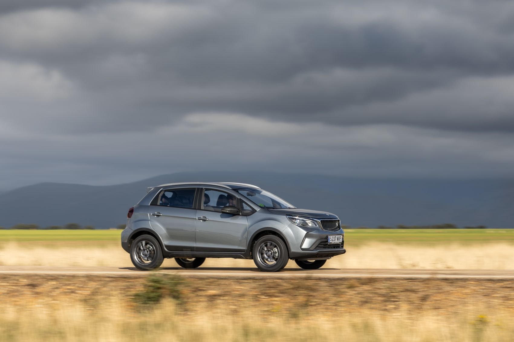 Livan X3 Pro en una curva, destacando su agilidad en el trayecto.