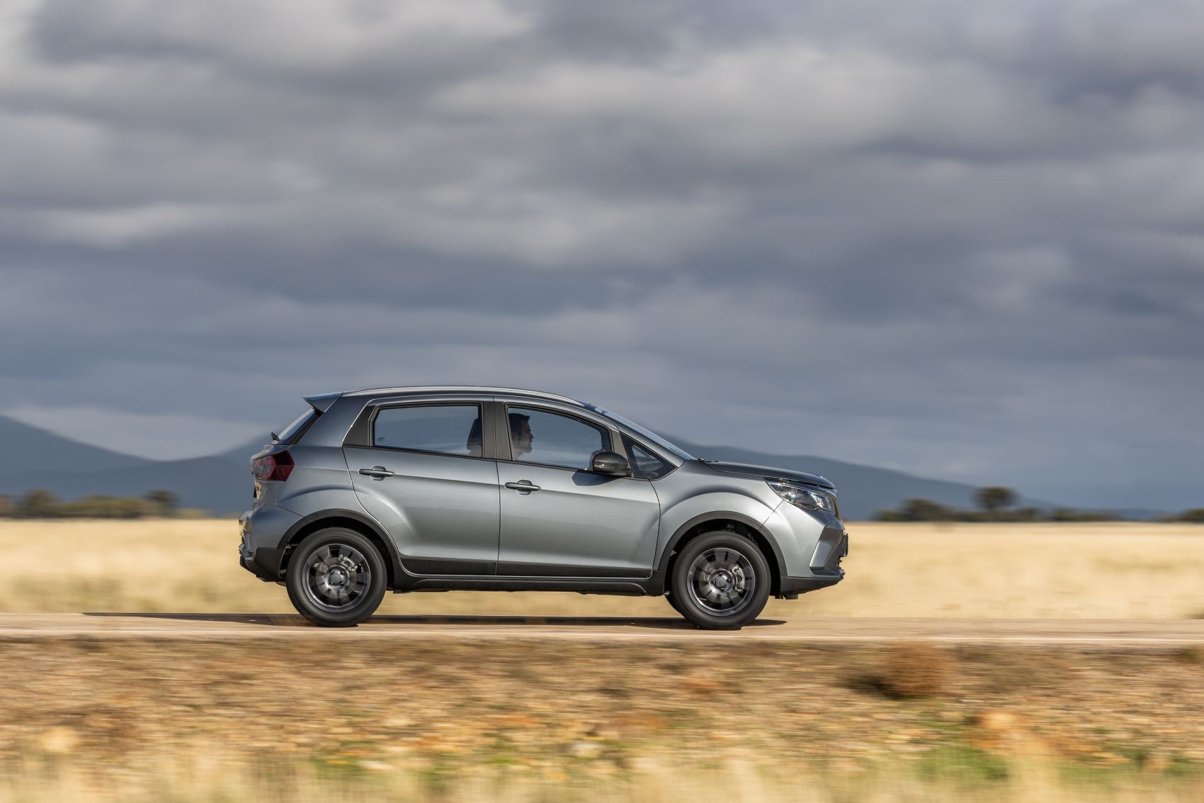 Livan X3 Pro atravesando caminos, demuestra su versatilidad en diversos terrenos.