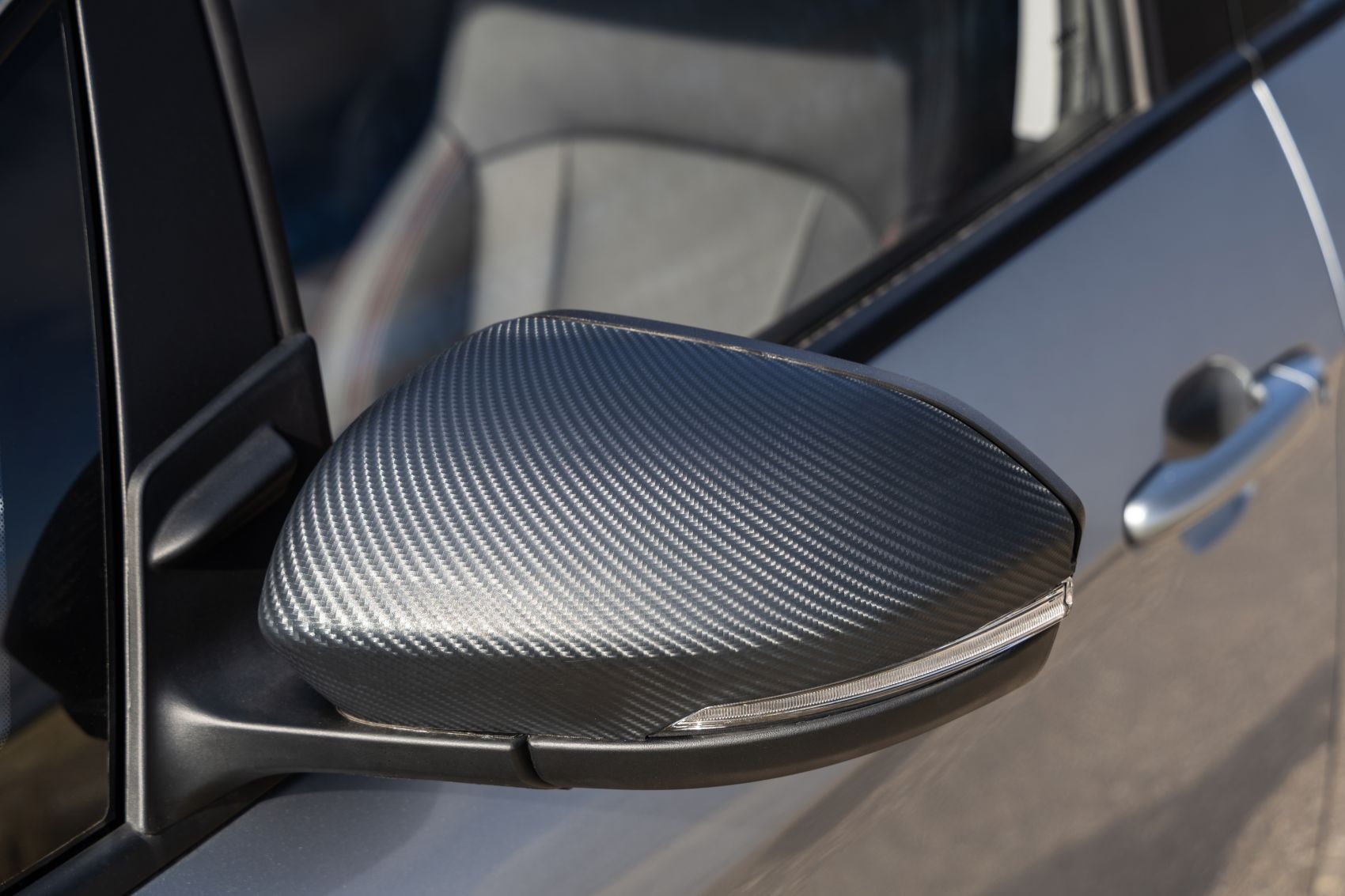 Faro del Livan X3 Pro que incorpora un diseño moderno con iluminación especial.