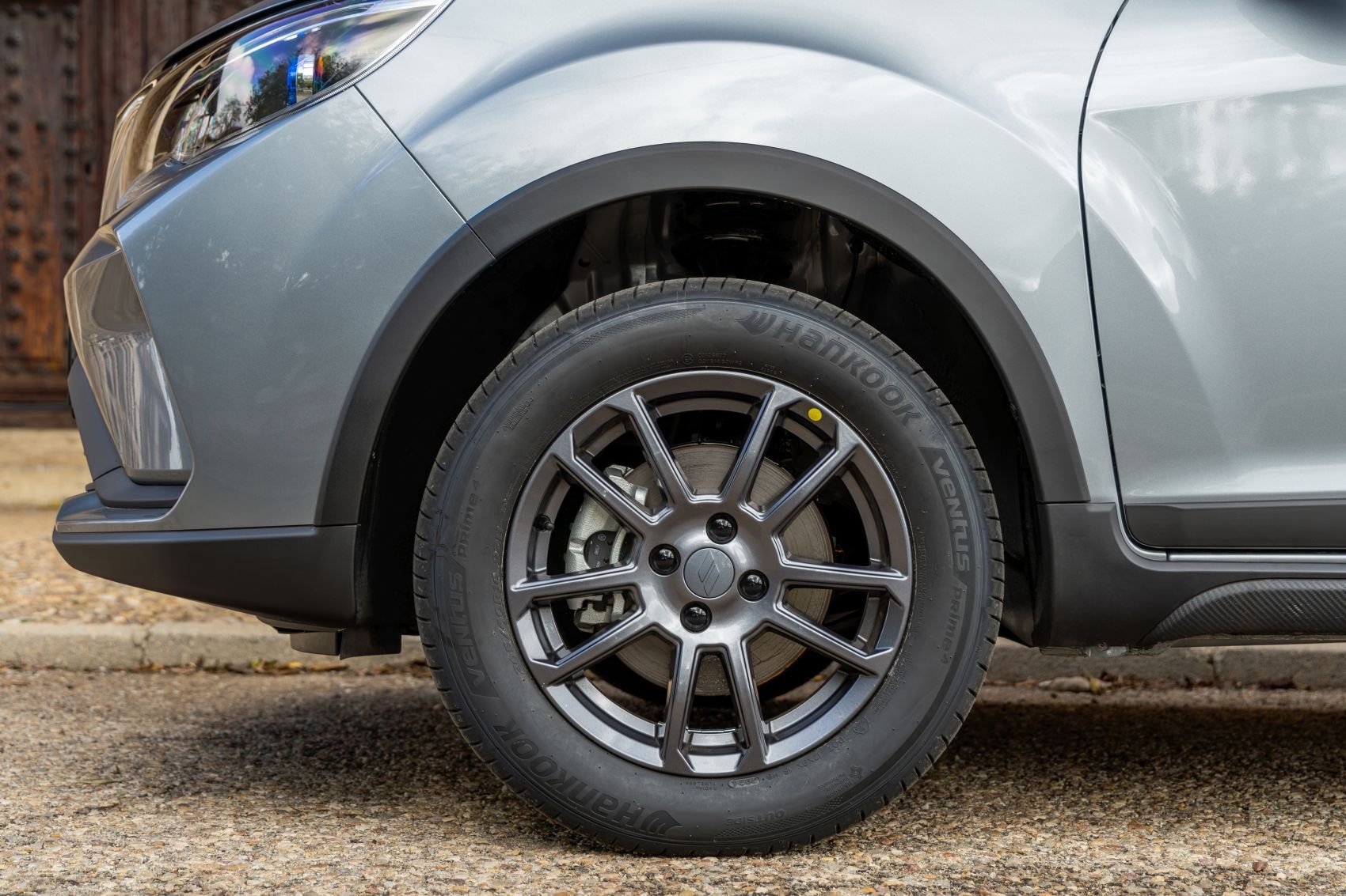 Primer plano del faro del Livan X3 Pro, resaltando su tecnología LED.