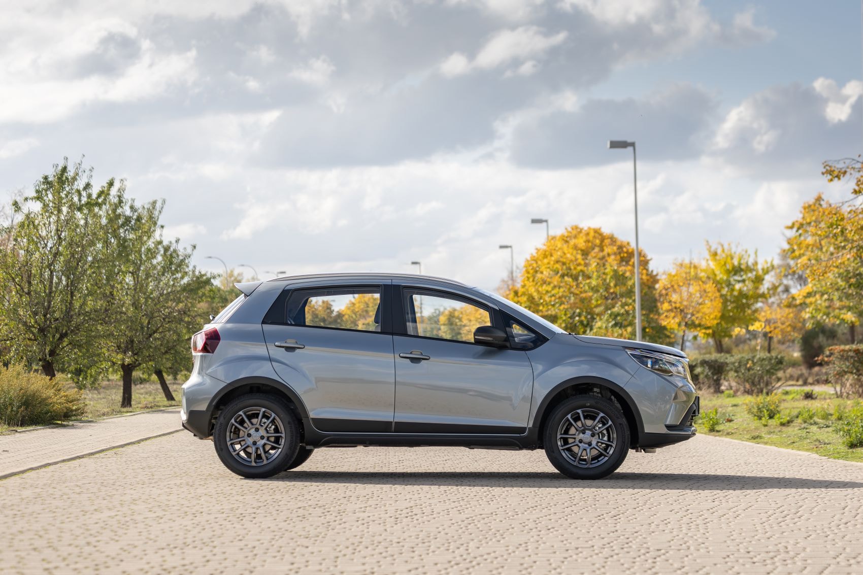 Primer plano de los faros del Livan X3 Pro, revelando su tecnología avanzada.