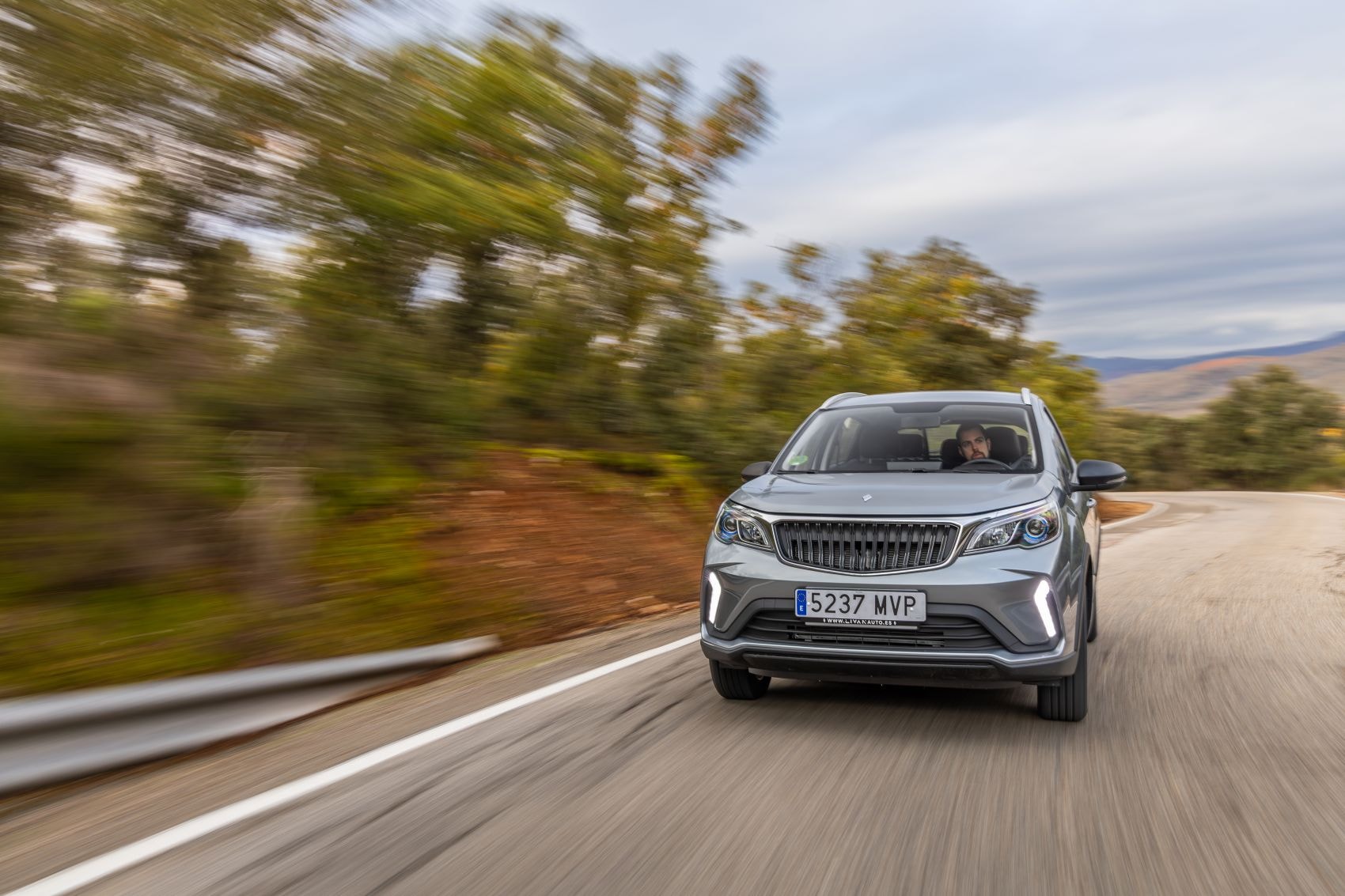 Livan X3 Pro en un entorno natural, enfatizando su estilo compacto.