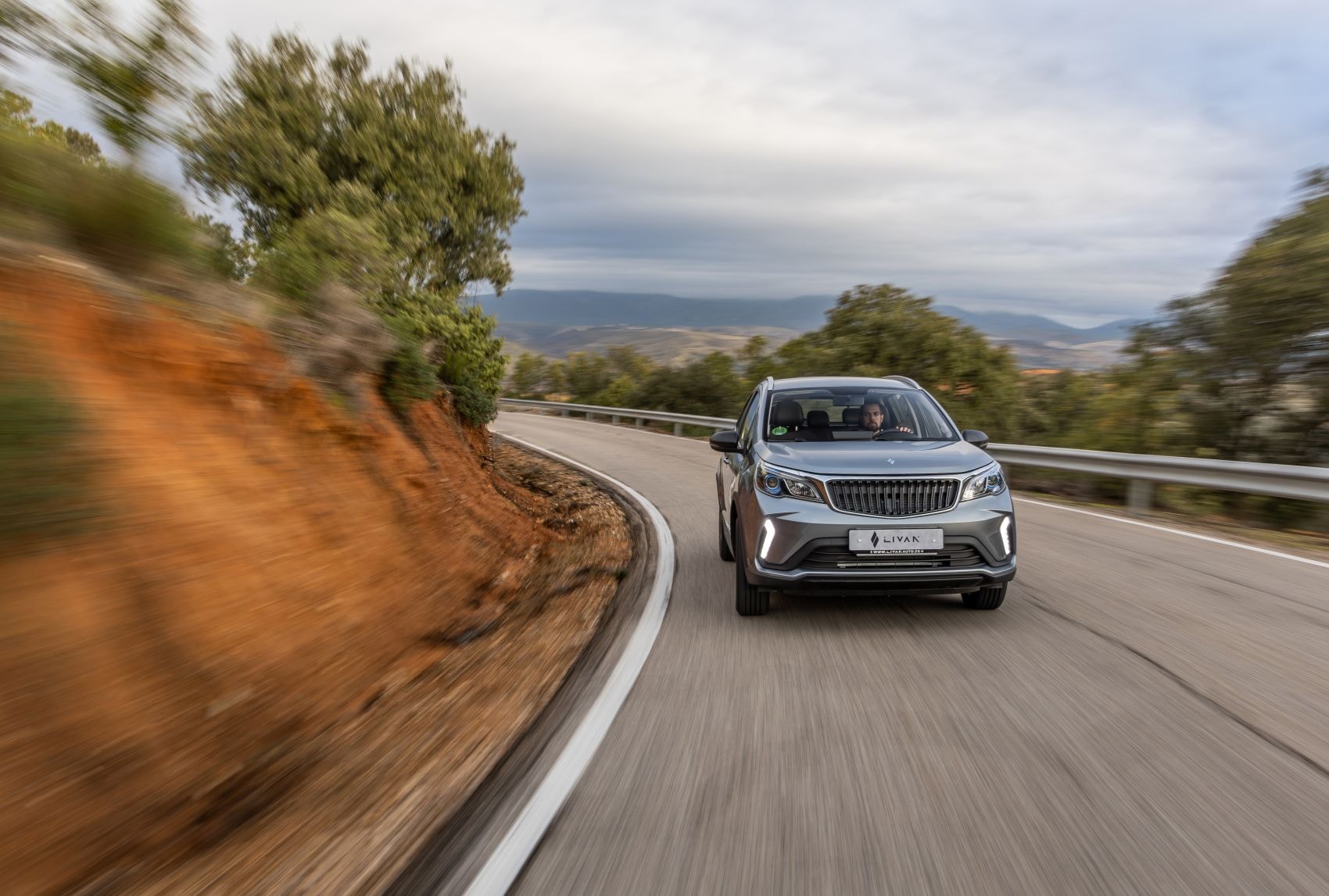 Vista frontal del Livan X3 Pro que resalta sus líneas aerodinámicas.