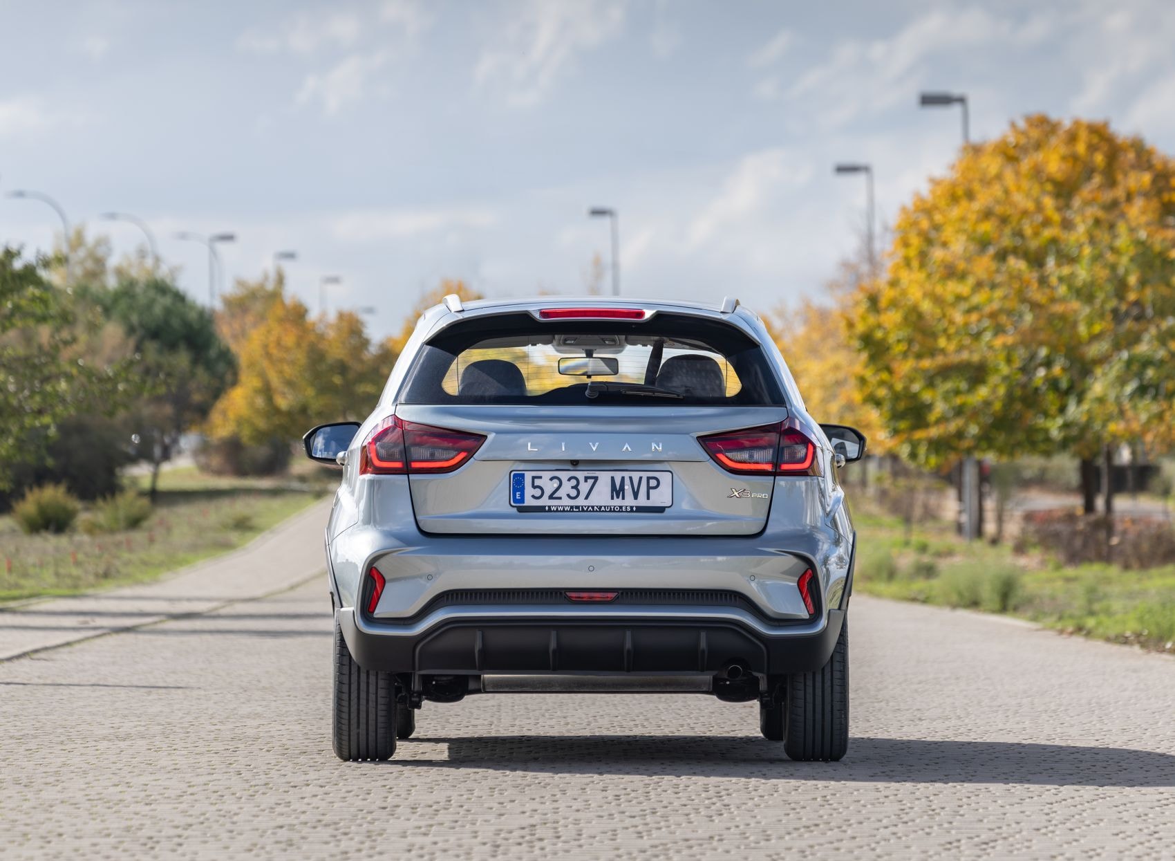 Perspectiva lateral del Livan X3 Pro, destacando su perfil dinámico.