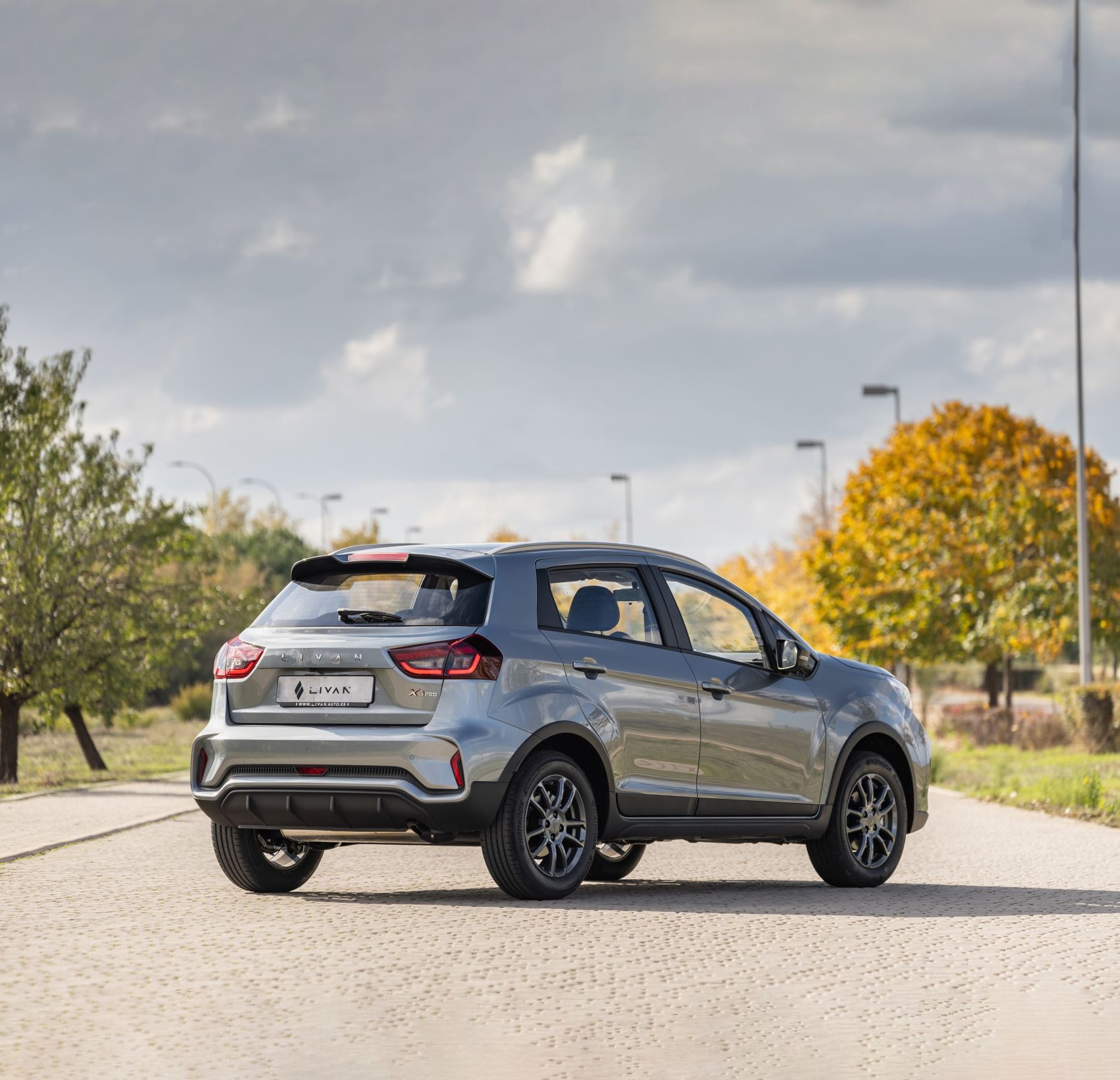 Otra vista lateral del Livan X3 Pro, mostrando la robustez de su diseño.