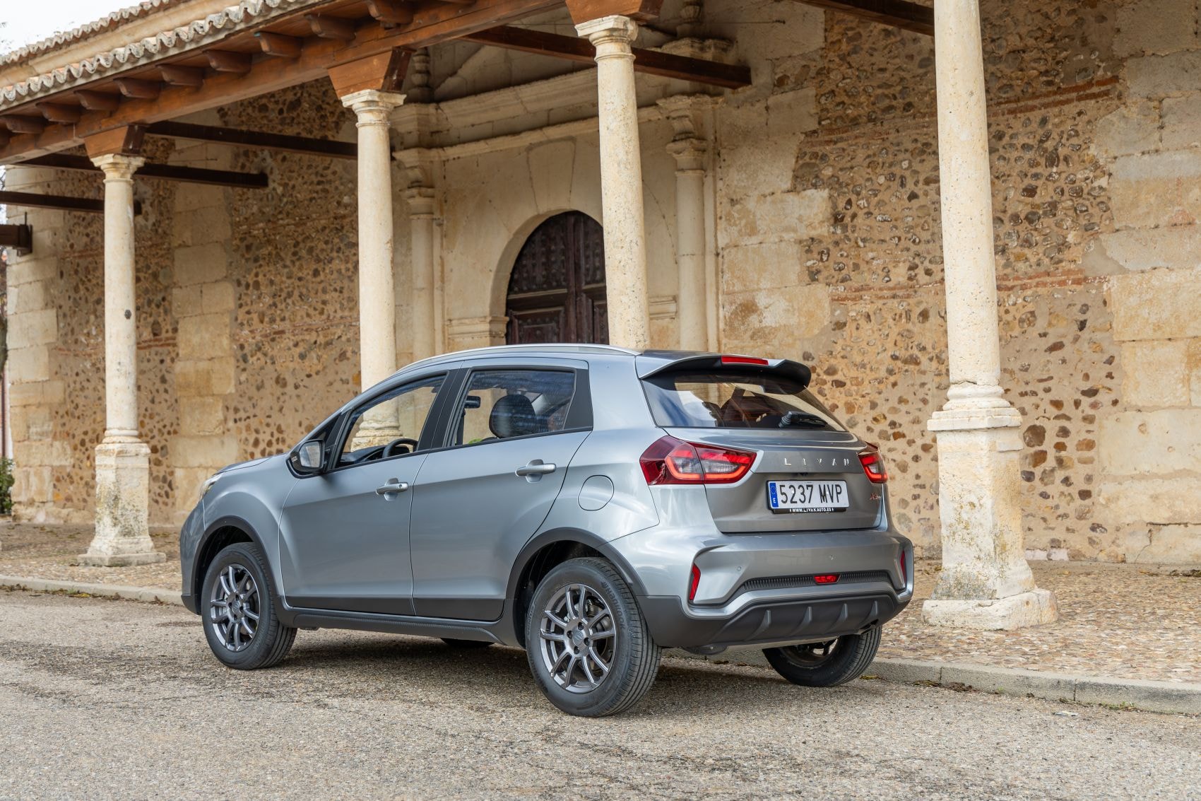 Otra perspectiva lateral del Livan X3 Pro, fusionando diseño y practicidad.