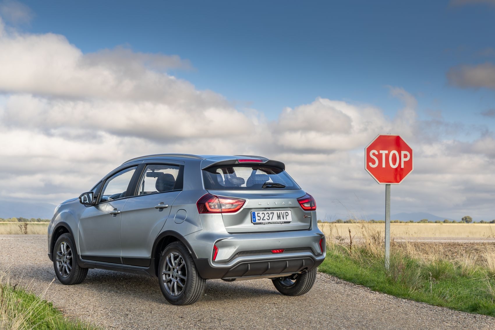 Acercamiento al logotipo del Livan X3 Pro en la parte trasera.