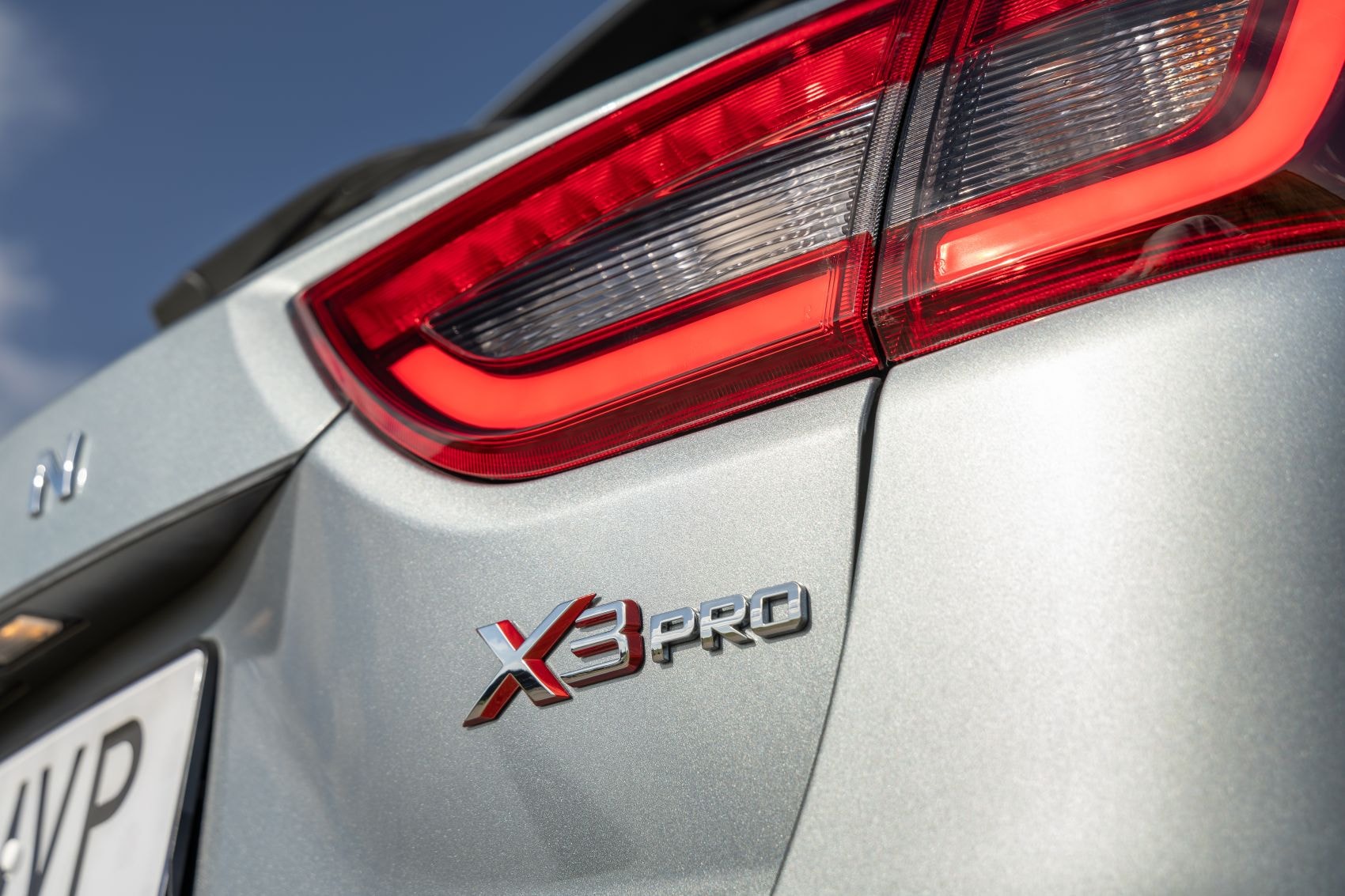 Detalle de la luz trasera del Livan X3 Pro, mostrando su diseño moderno.