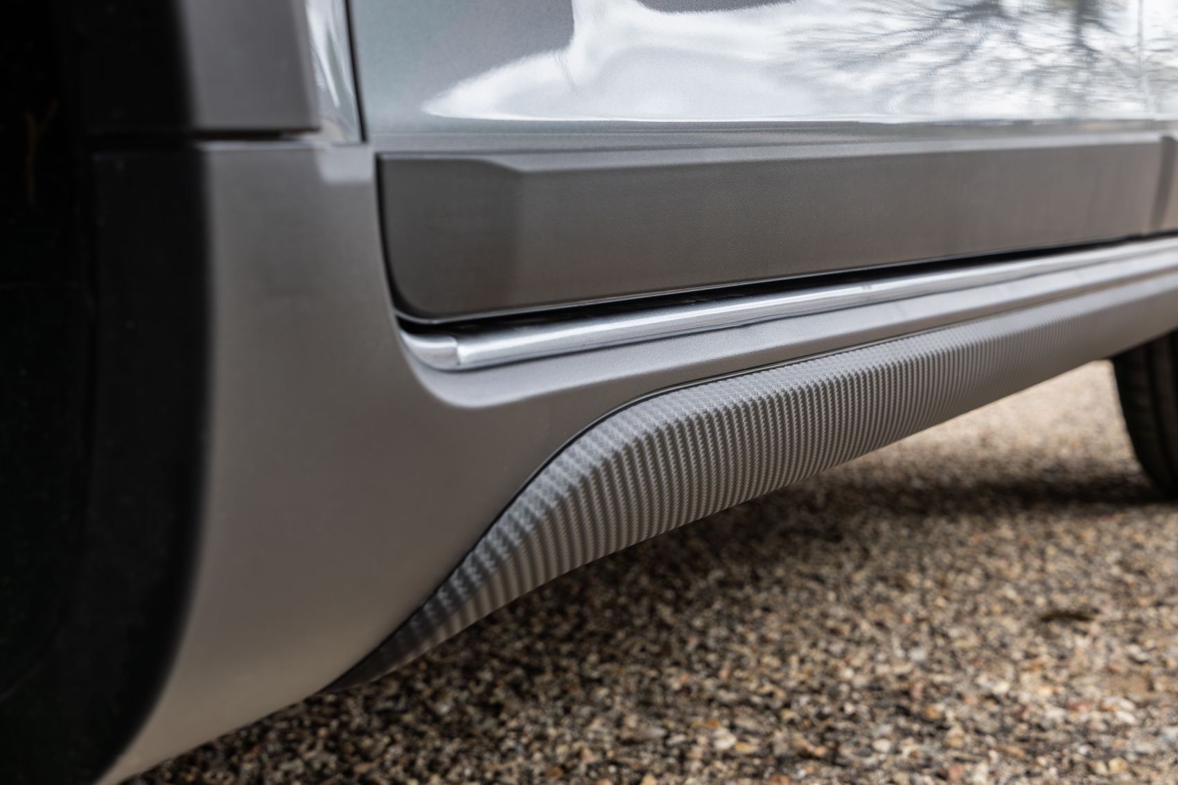 Detalle de la parrilla frontal que acentúa la agresividad del Livan X3 Pro.