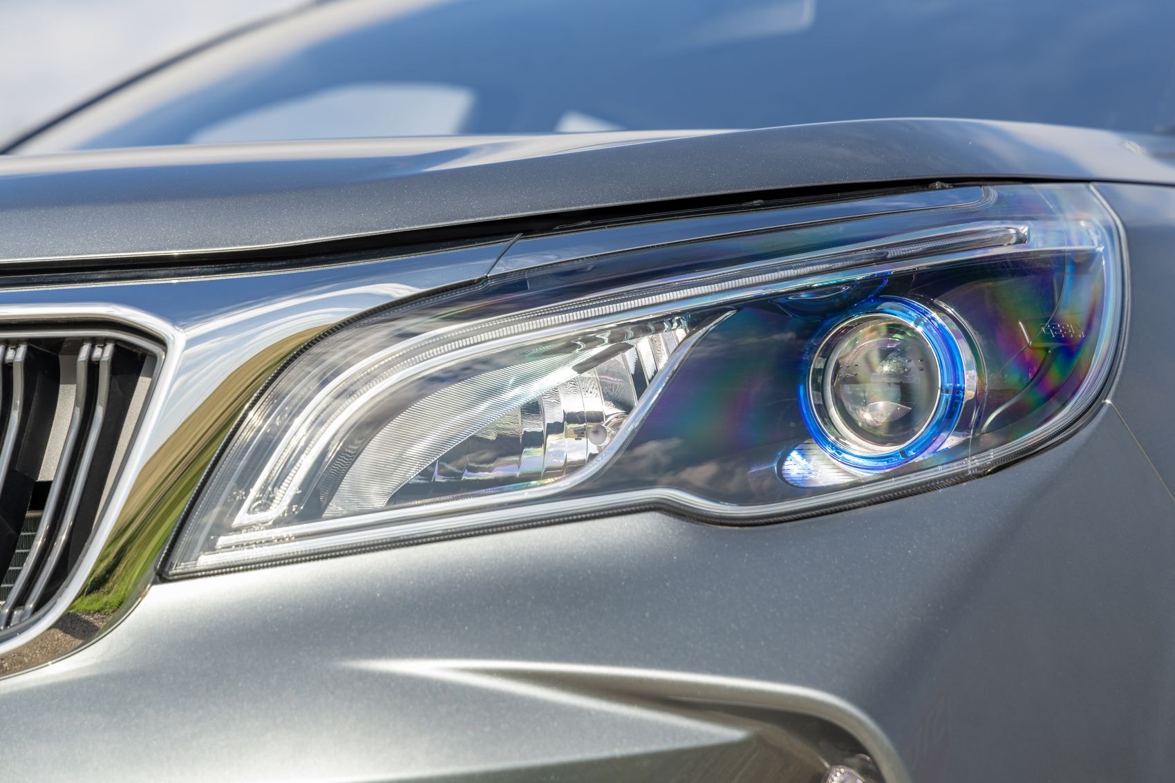 Vista lateral del Livan X3 Pro que muestra sus llantas y diseño estilizado.