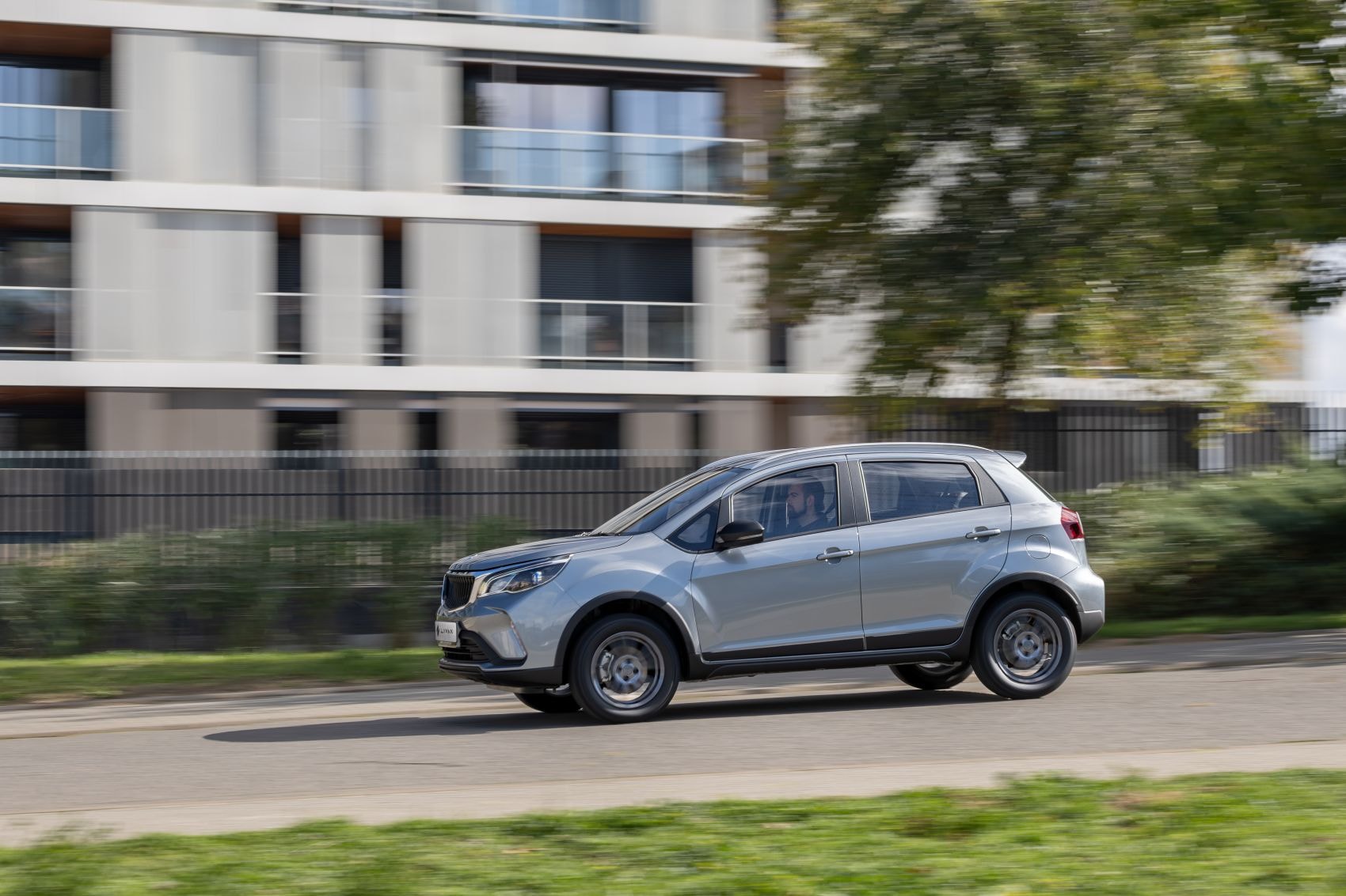 Vista detallada de la parte trasera, con énfasis en las luces y diseño.