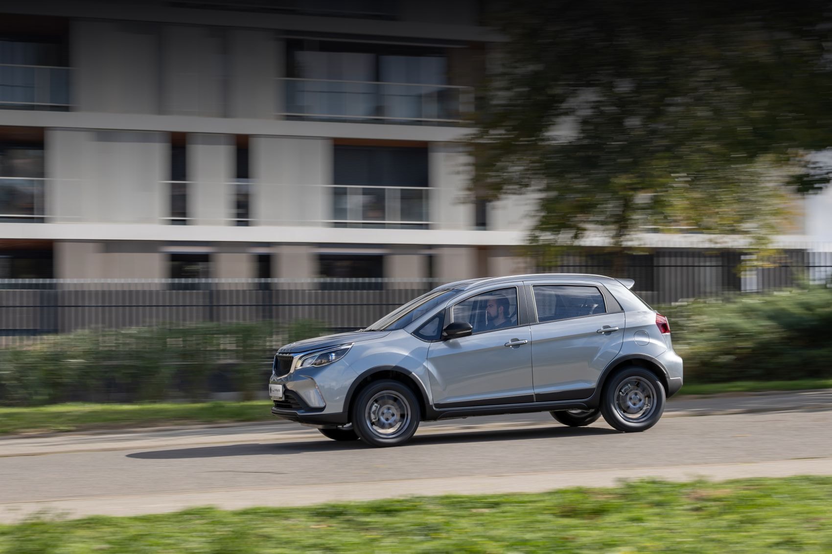 Livan X3 Pro estacionado en un entorno urbano, reflejando su versatilidad.