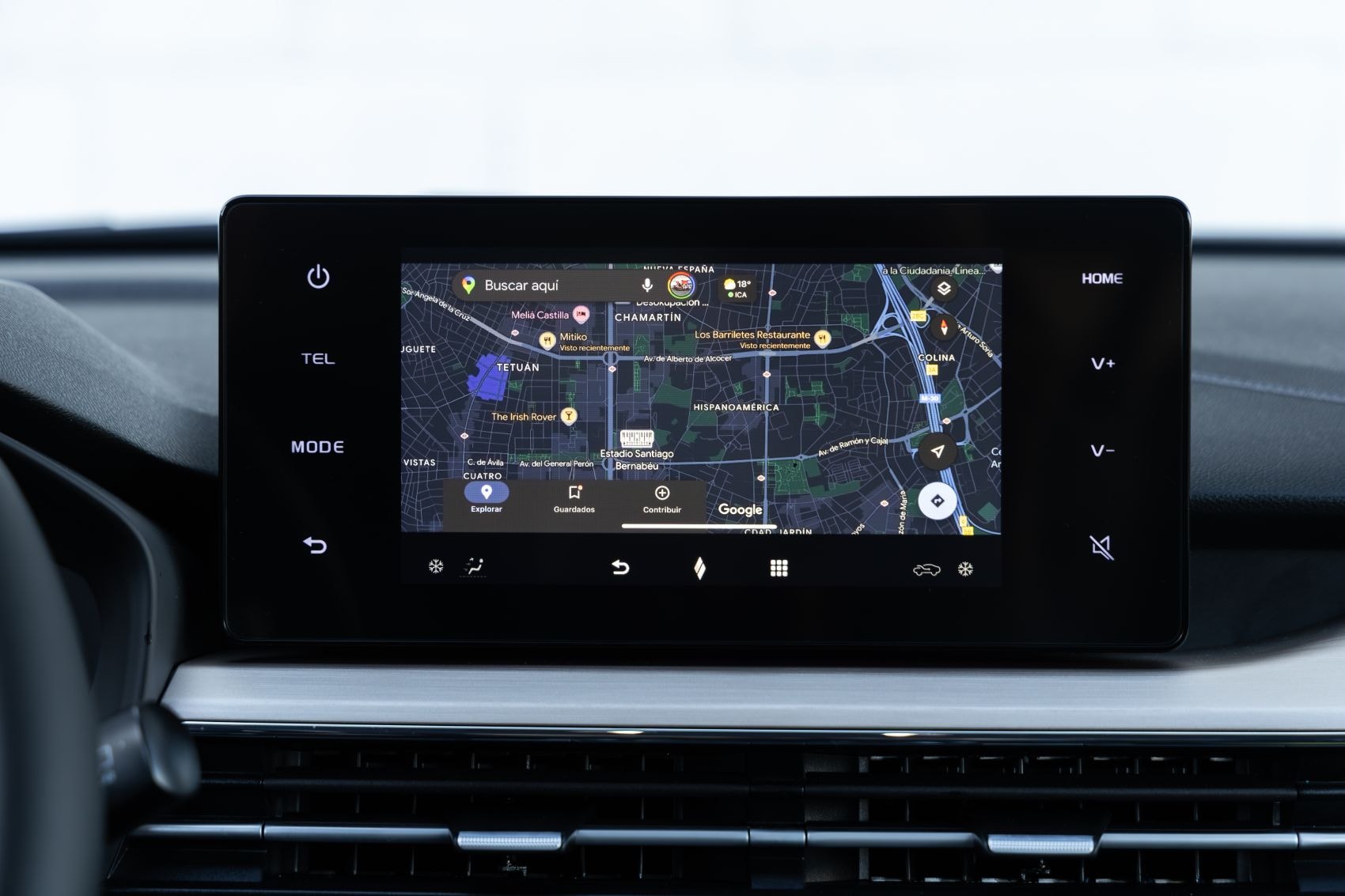 Interfaz amigable con acceso a aplicaciones de música y más.