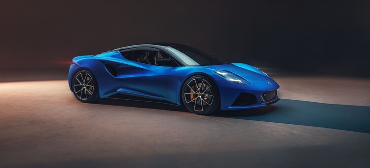Perfil elegante del Lotus Emira en azul vibrante subraya su diseño aerodinámico
