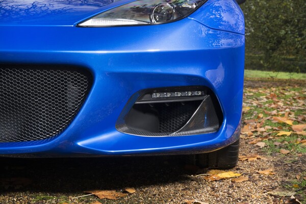 Toma cercana de los componentes aerodinámicos en el frontal del Evora. Toma cercana de los componentes aerodinámicos en el frontal del Evora.