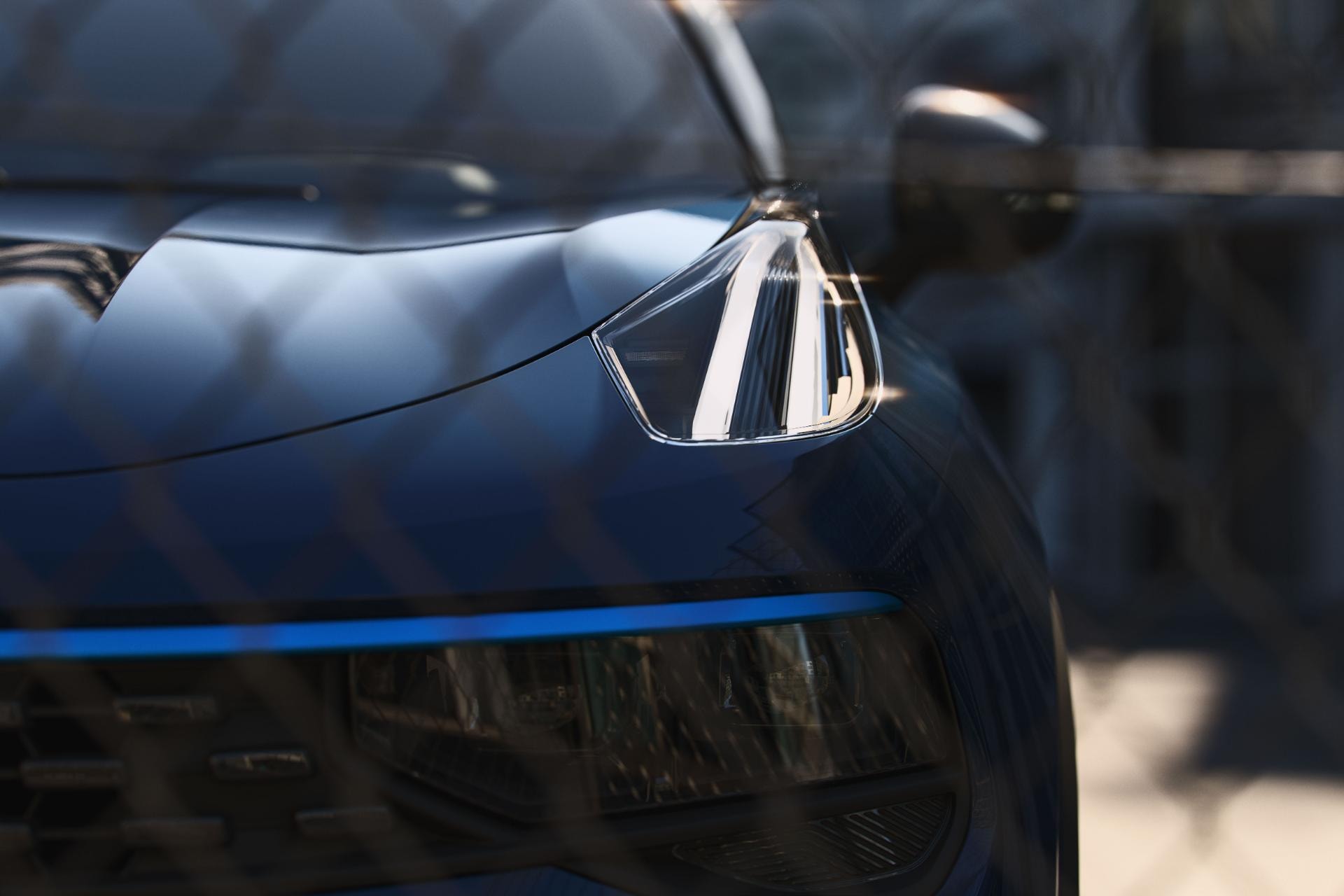 Emblema distintivo en la parrilla delantera del Lynk & Co 01.