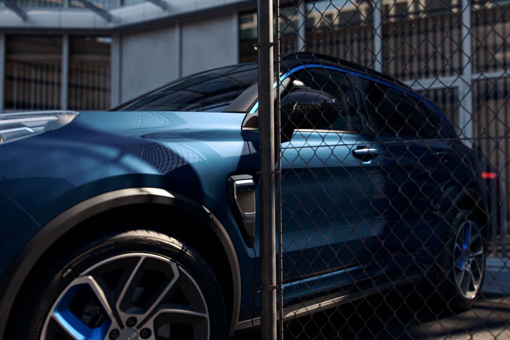 Detalle de la puerta y llantas deportivas en modelo híbrido.