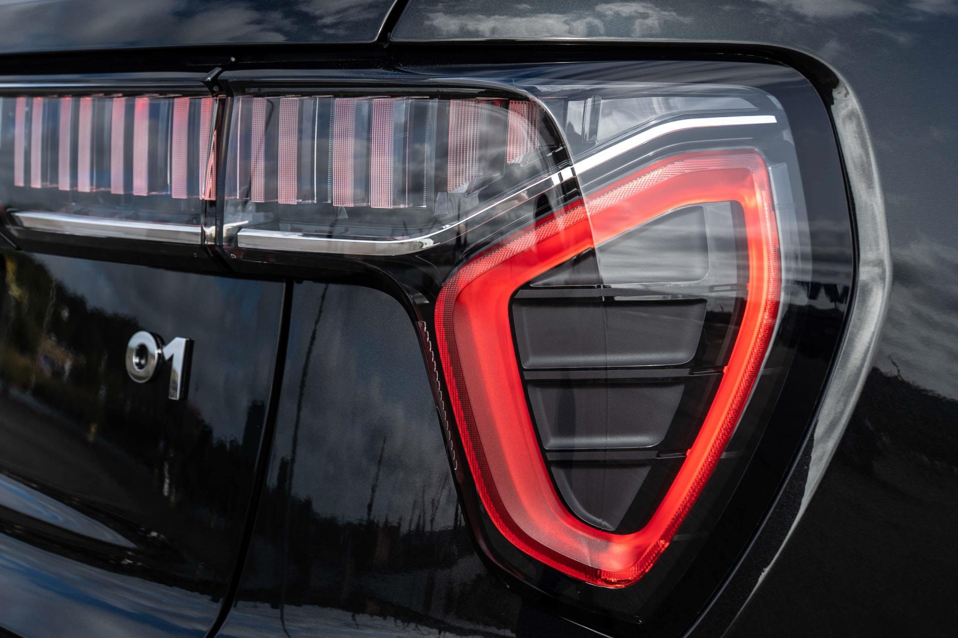 Imagen en detalle del diseño de las luces LED traseras del Lynk & Co 01