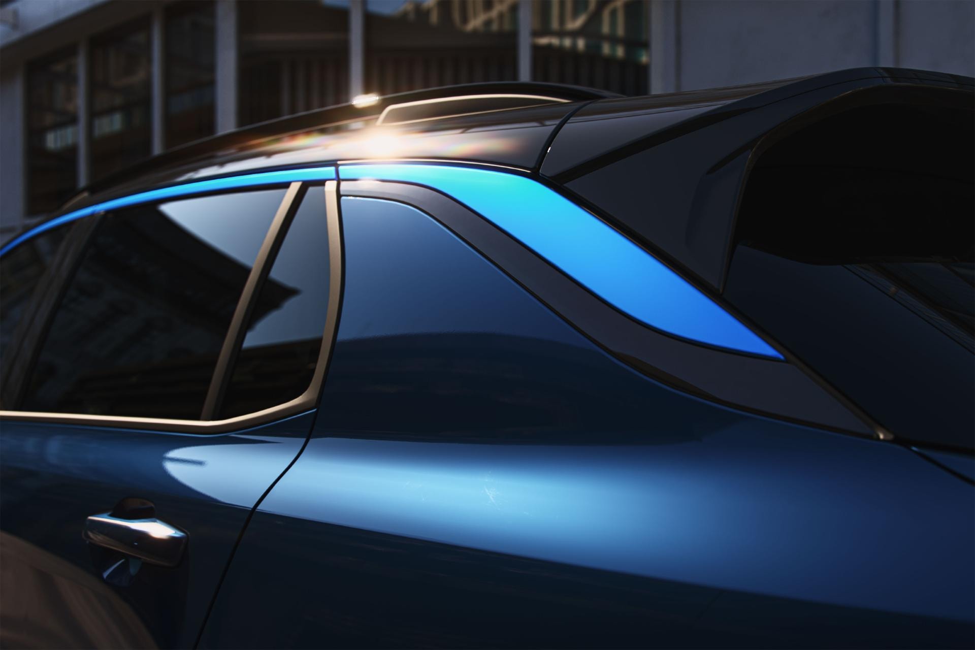 Detalle del diseño del techo con su contorno y la luz ambiente